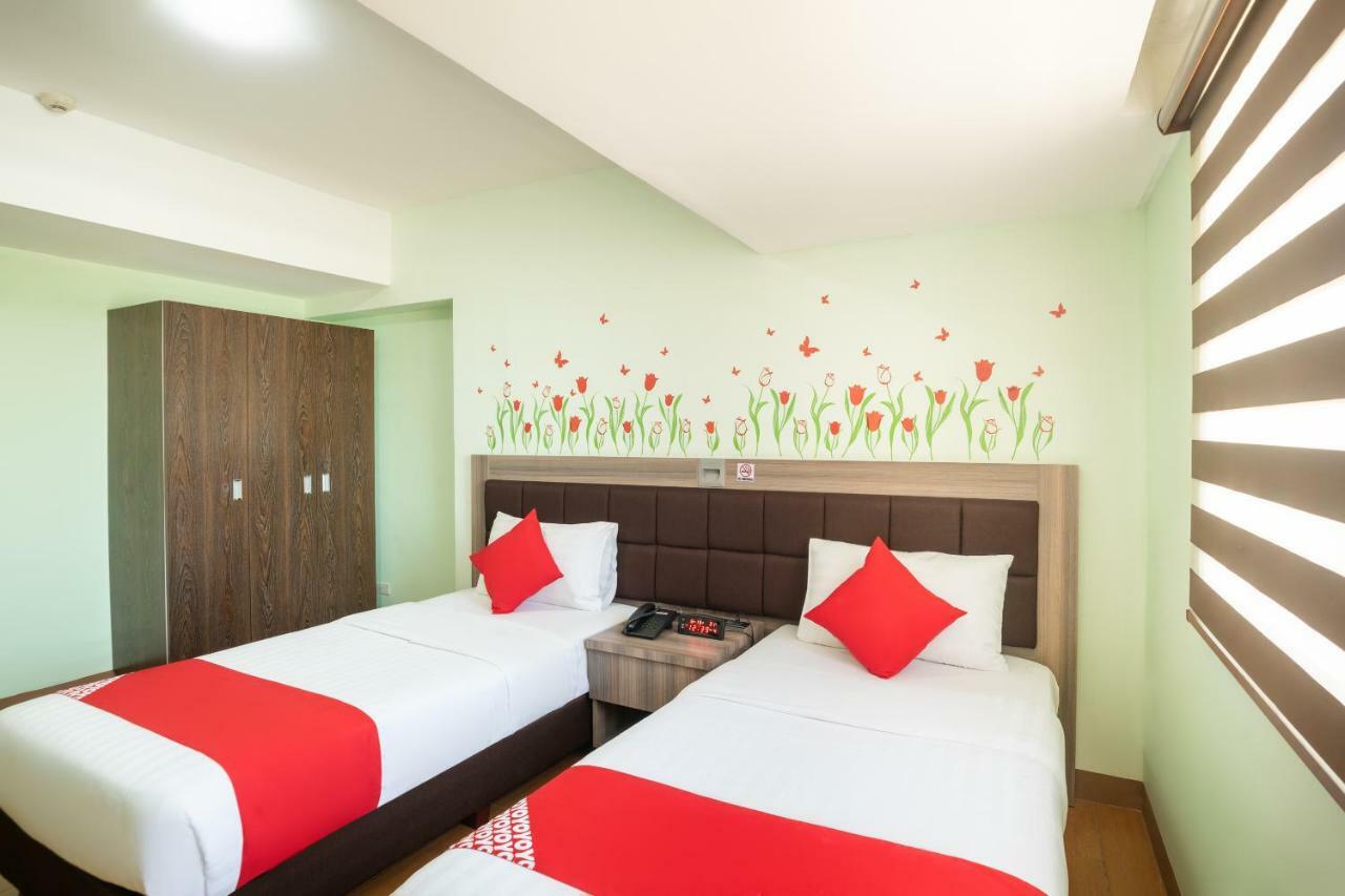 Oyo 196 Destiny Hotel マカティ エクステリア 写真